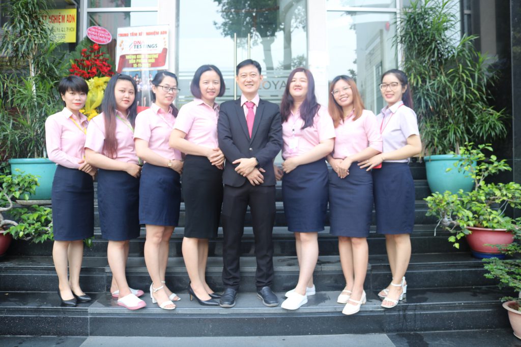 Giám đốc Huỳnh Văn Phục cùng tập thể cán bộ nhân viên nữ công ty