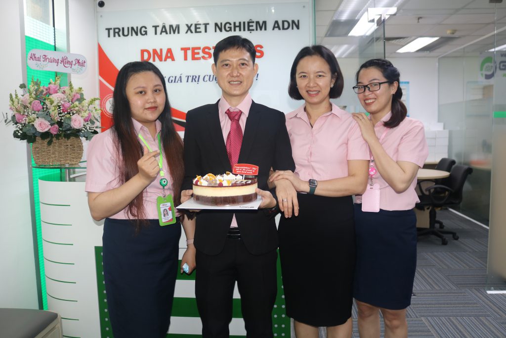 Hình ảnh giám đốc trung tâm Huỳnh Văn Phục cầm bánh chúc mừng